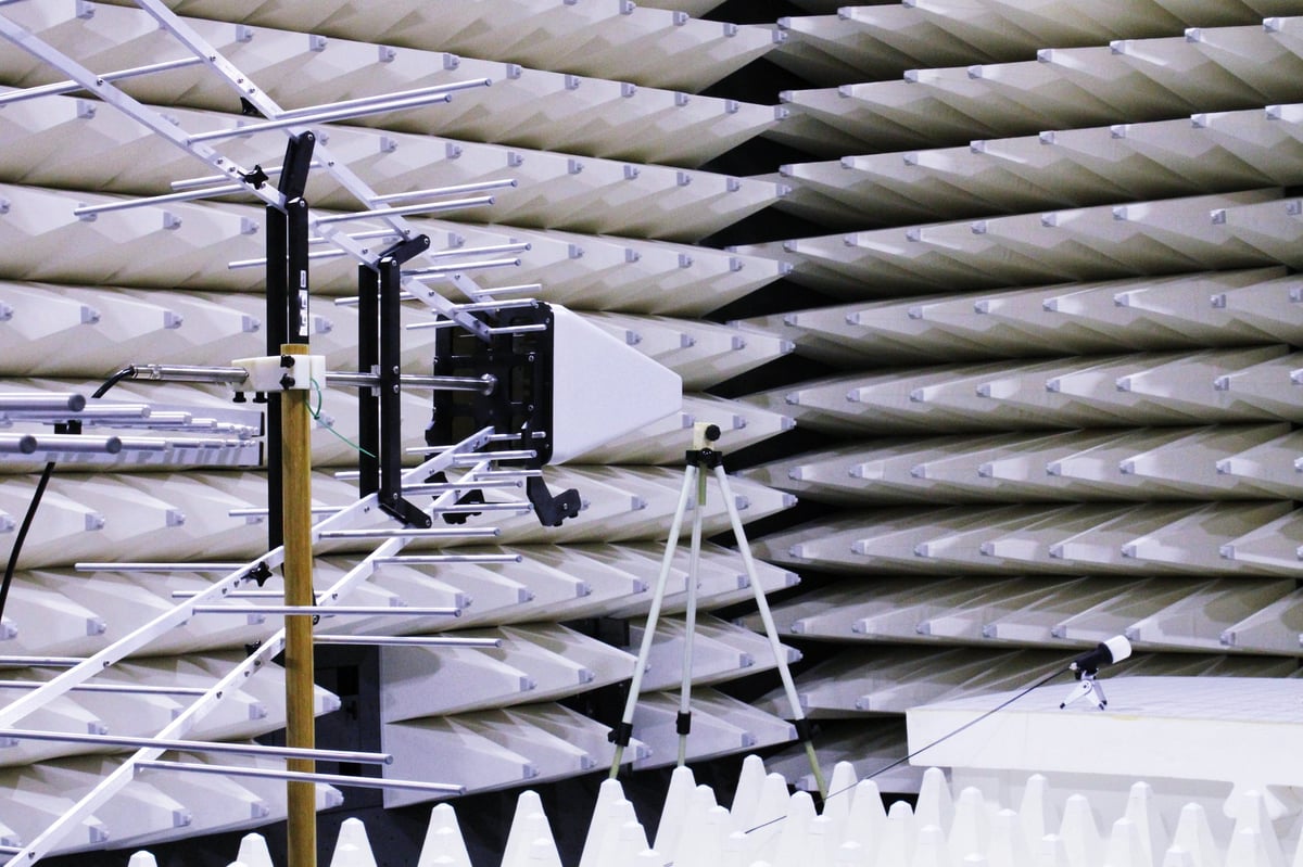 Antenna for electromagnetic compatibility radiated immunity testing in a semi anechoic chamber